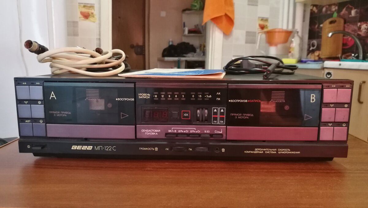 Кассетная дека Вега МП-122С.