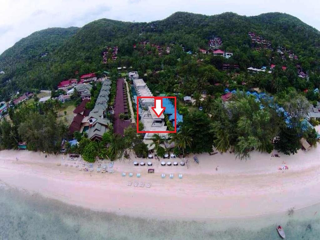 Наш номер, вид сверху ) В плоскости крыши (booking.com)