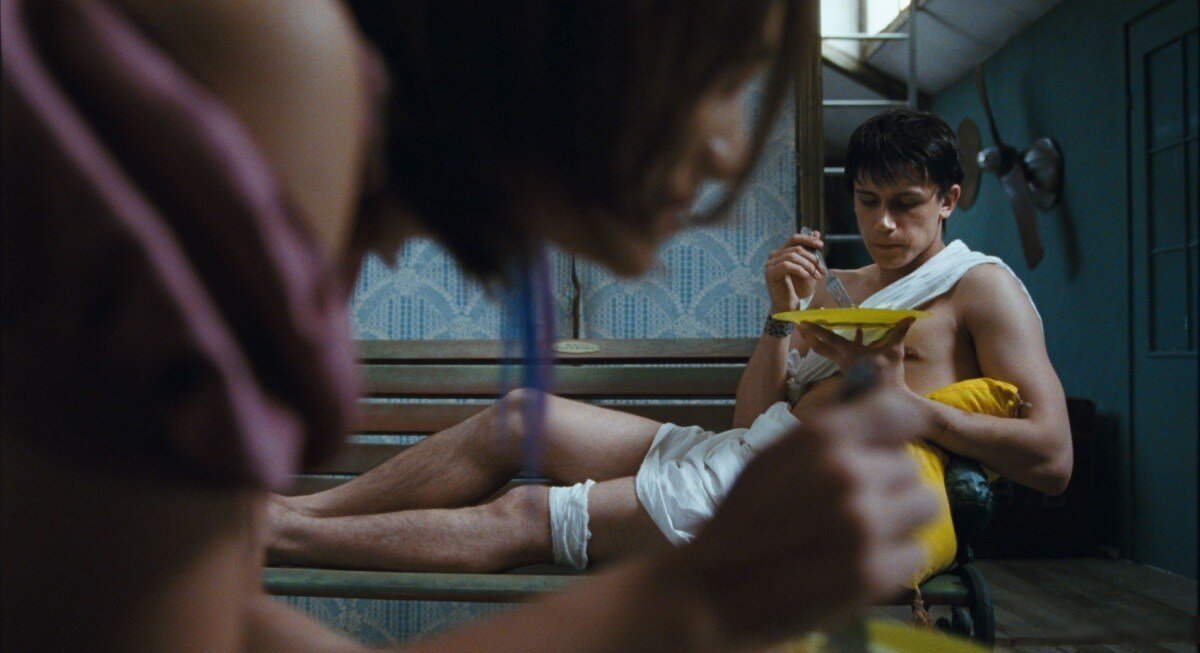 Не пытайтесь понять что тут происходит. Просто посмотрите фильм.