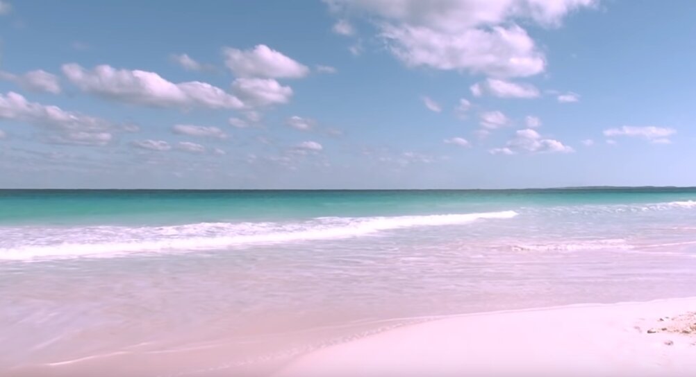 Остров Харбор, что на Багамах, – место, где можно отдохнуть на розовом песочке. Именно такой цвет местного пляжа.-2