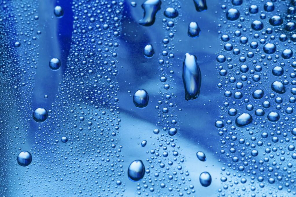 При высокой влажности пары начинают конденсироваться. С сайта news-forpeople.com