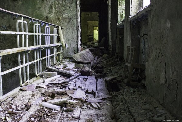 Почему в Чернобыле туристам запрещено заходить в здания
