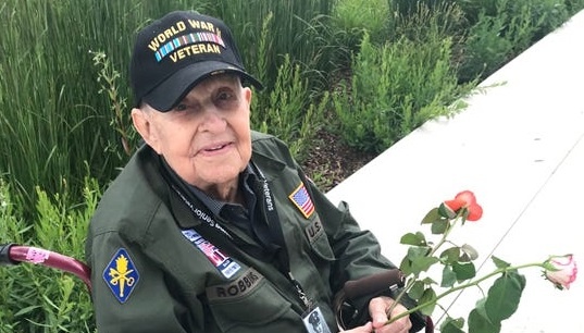 Роббинс, ветеран Второй мировой войны из Миссисипи, вернулся в Нормандию на этой неделе к 75-й годовщине Дня "Д". Роббинс был одним из американских солдат, которые штурмовали берега Франции в 1944 году и изменили ход войны. (Фото: Джон Фритце, USA TODAY)