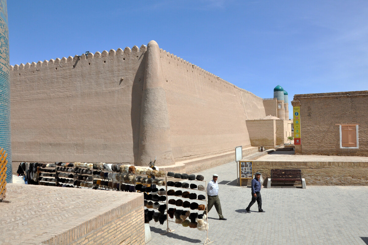 Угловая башня и зубчатая стена дворца Куня-Арк. Вдали справа видны главные восточные ворота.