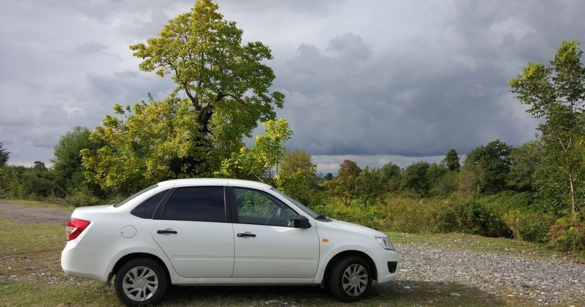 Фото lada granta белая