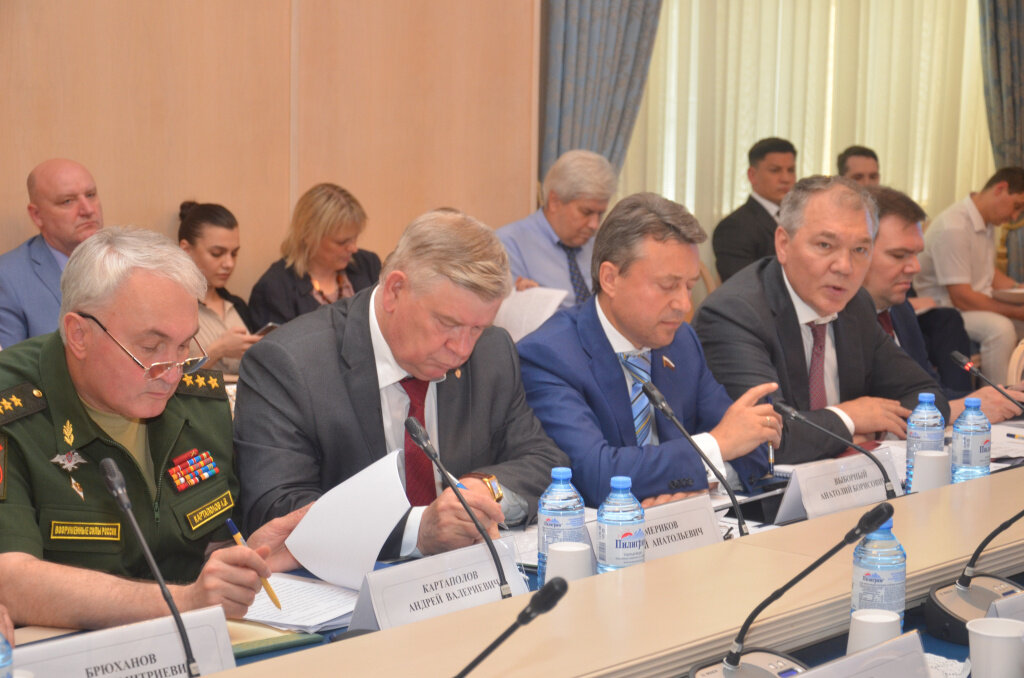 	 "Круглый стол» прошел под председательством  Исполняющего обязанности Генерального секретаря ОДКБ Валерия Семерикова и  Председателя Комитета по делам Содружества Независимых Государств и  связям с соотечественниками Леонида Калашникова     