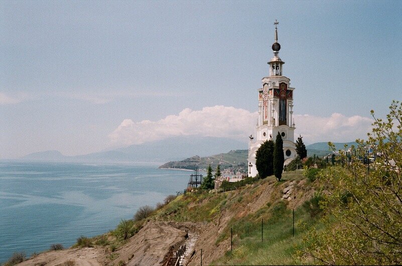 Вид на церковь рядом с музеем катастроф на воде. Алушта.