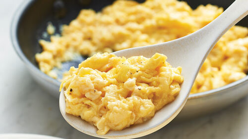 1. Классический вариант.  Вам понадобятся: 3 яйца, 1 чайная ложка растительного масла, соль,  специи. Приготовление: разогреваем сковороду (смазать маслом), отдельно  хорошенько взбиваем яйца вилкой до однородной консистенции, солим,  перчим, выливаем на разогретую сковороду и сразу начинаем все тщательно  перемешивать до того момента, пока яйца не дойдут до готовности.