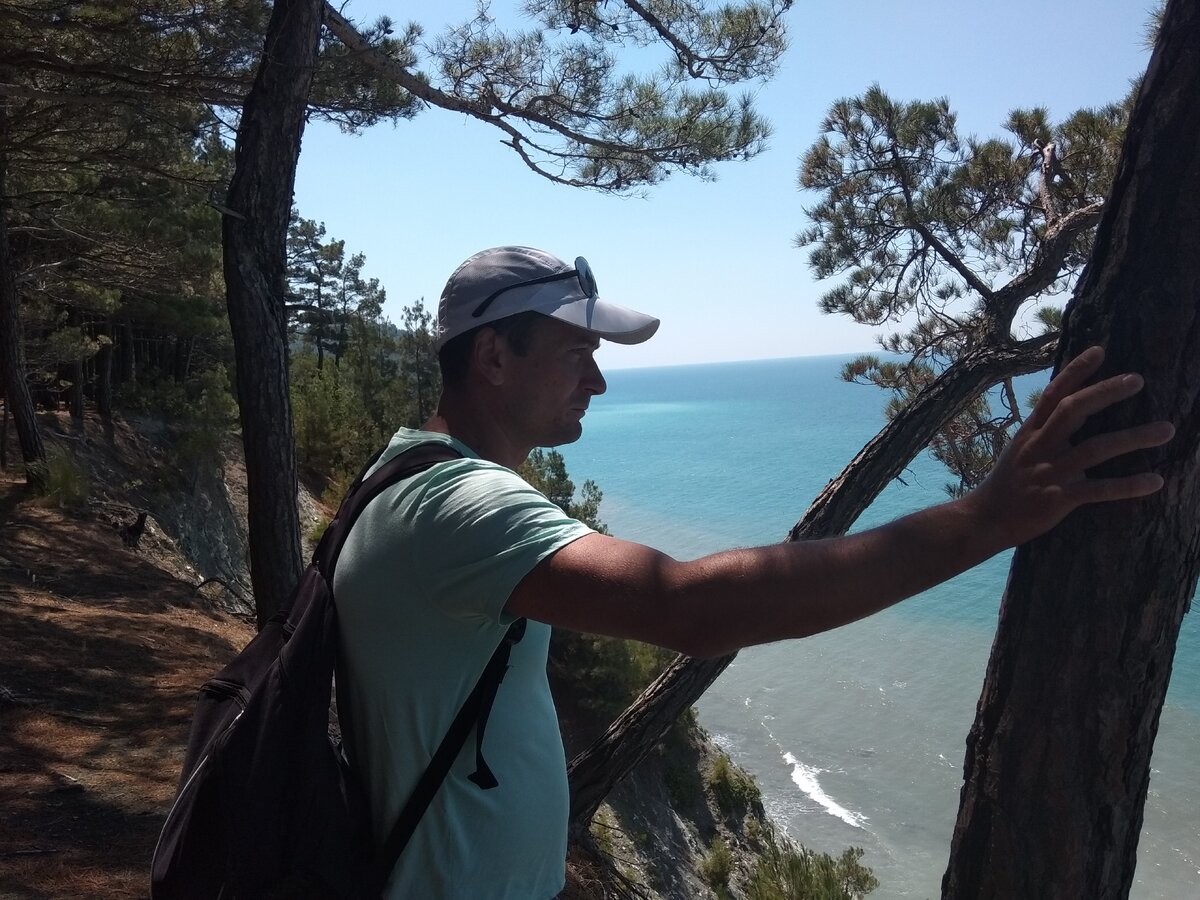 В этом году день рождения мужа выпал на конец его отпуска и конечно с денежкой уже было не очень. Но так как отпуск мы провели ни где-нибудь, а на даче у свекрови, а живет она под Геленджиком, не трудно догадаться что праздник удался на славу. Решено было идти в поход вдвоем, детей ( а у нас их двое) оставили свекрови. решили провести романтик вдали от всех, и ушли на один из диких пляжей. 