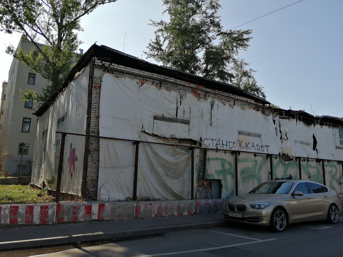 Вот в этот дом меня принесли из роддома. В нем давно никто не живет. Странно, что он вообще сохранился. И это в центре Москвы. Фото Светы Давыдовой