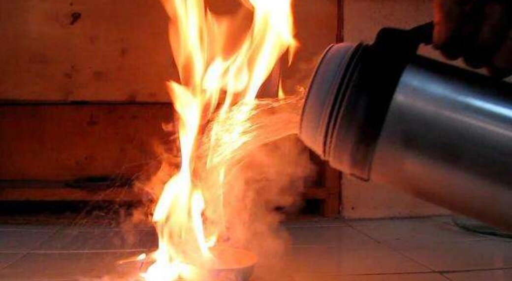 Почему нельзя тушить горящий керосин заливая водой. Горючий материал. Горение пыли. Горение древесины. Тушение пожара бензином.