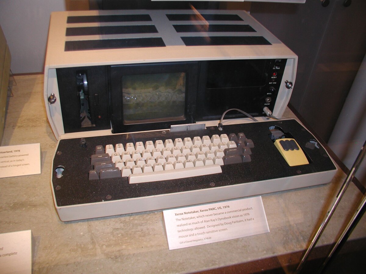 Первый ноутбук. 1978: Xerox Notetaker. Xerox Notetaker лэптоп. Первый компьютер Xerox Notetaker. Первый ноутбук в мире Notetaker.