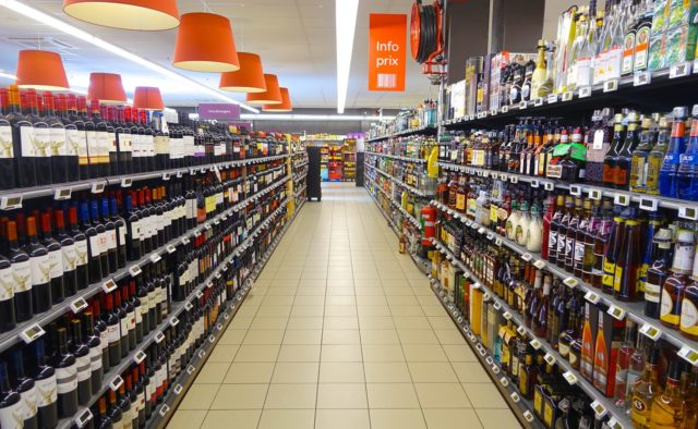 Типичный отдел алкогольной продукции в супермаркете