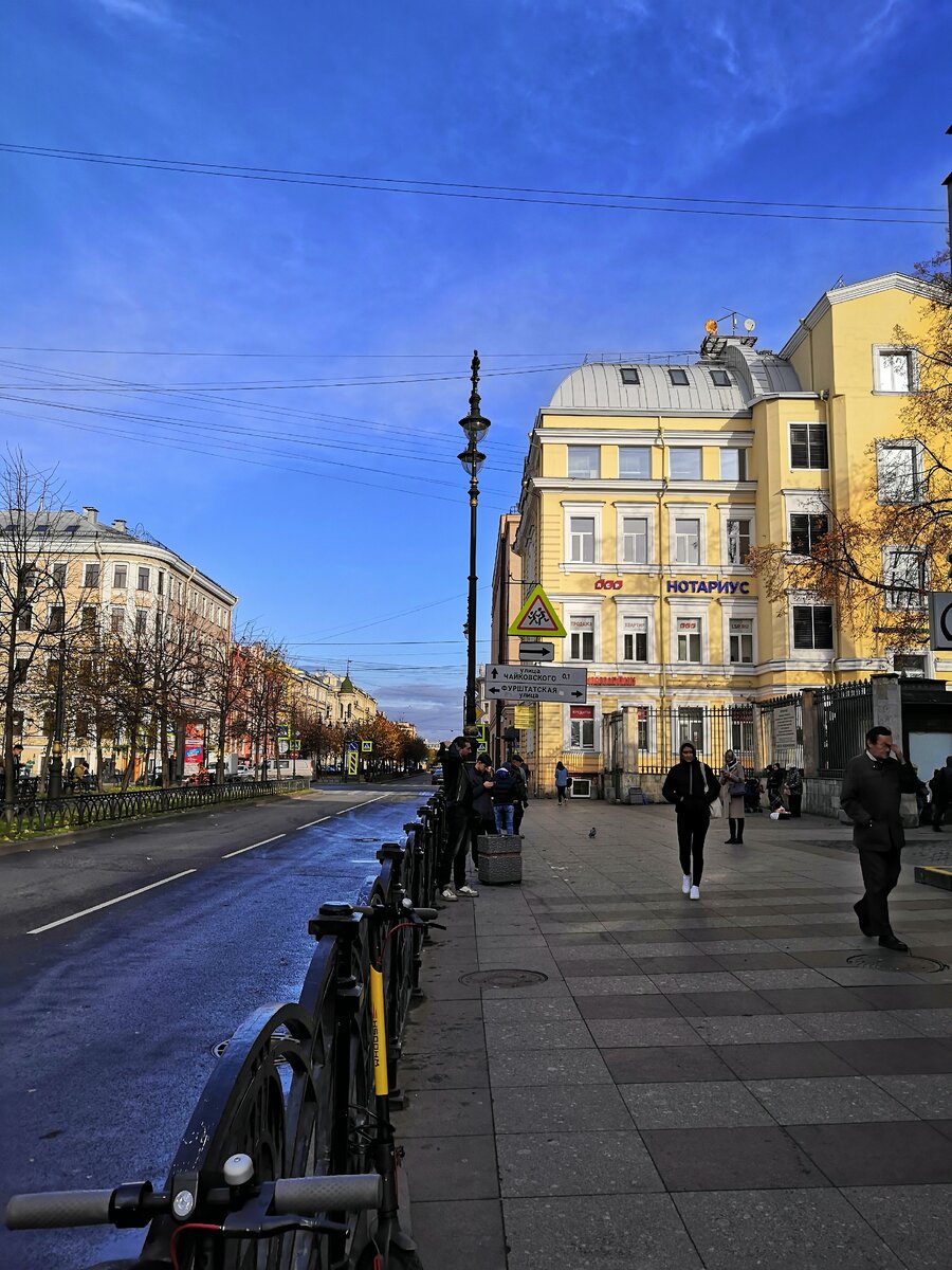 Воскресное утро. У метро не людно.