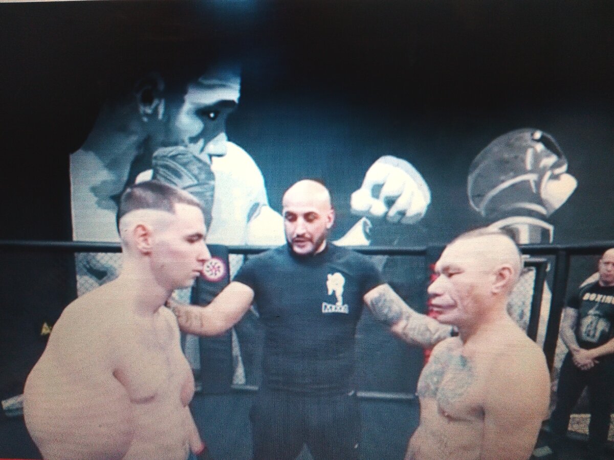 Бойцы пред боем получили напутствие от судьи в ринге.