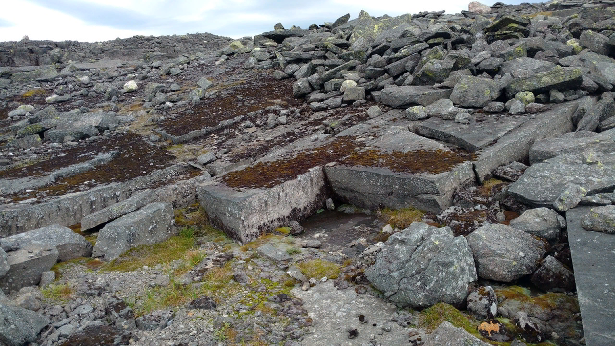 Это не самые большие плиты "площади".