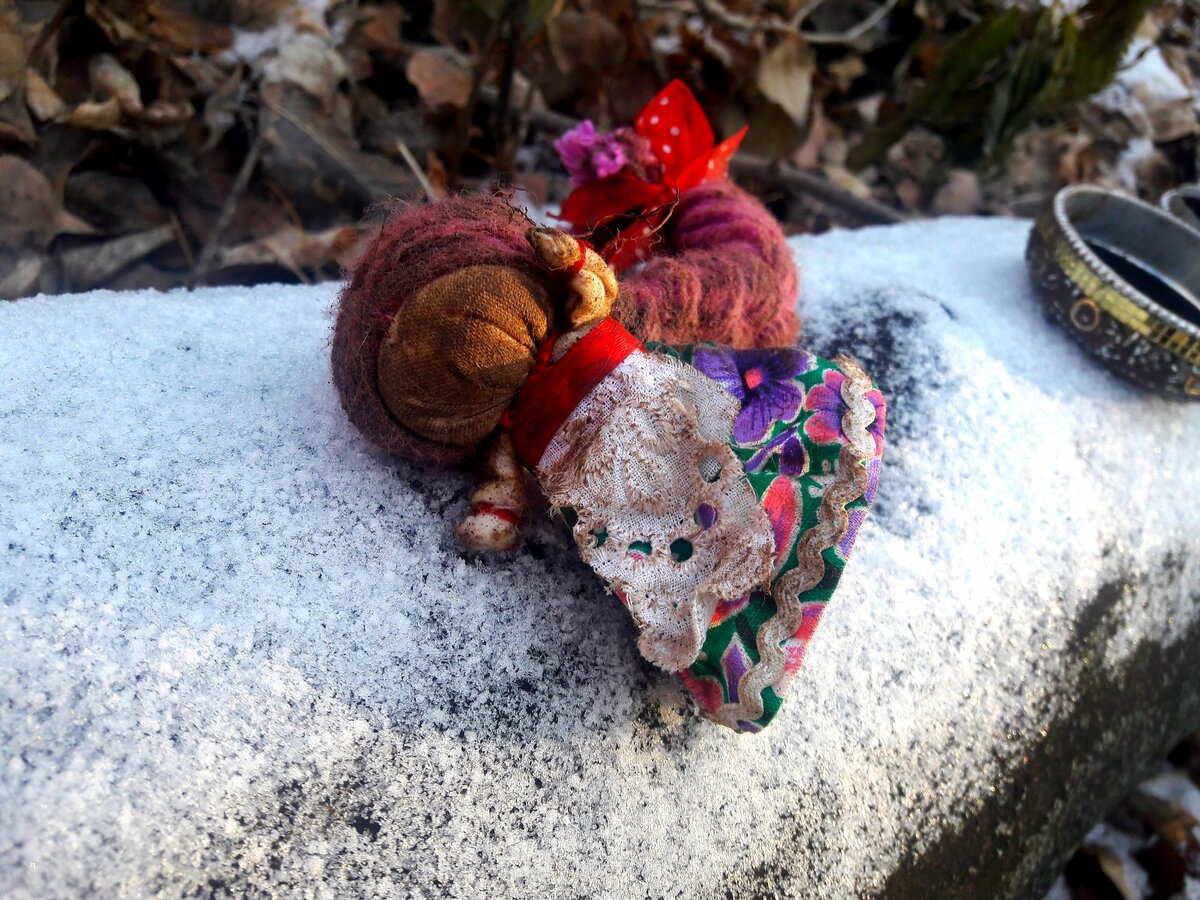 Куклы похоронили. Кукла закопанная в землю. Кукла которого нашли в лесу. Мистические предметы в Новосибирске.