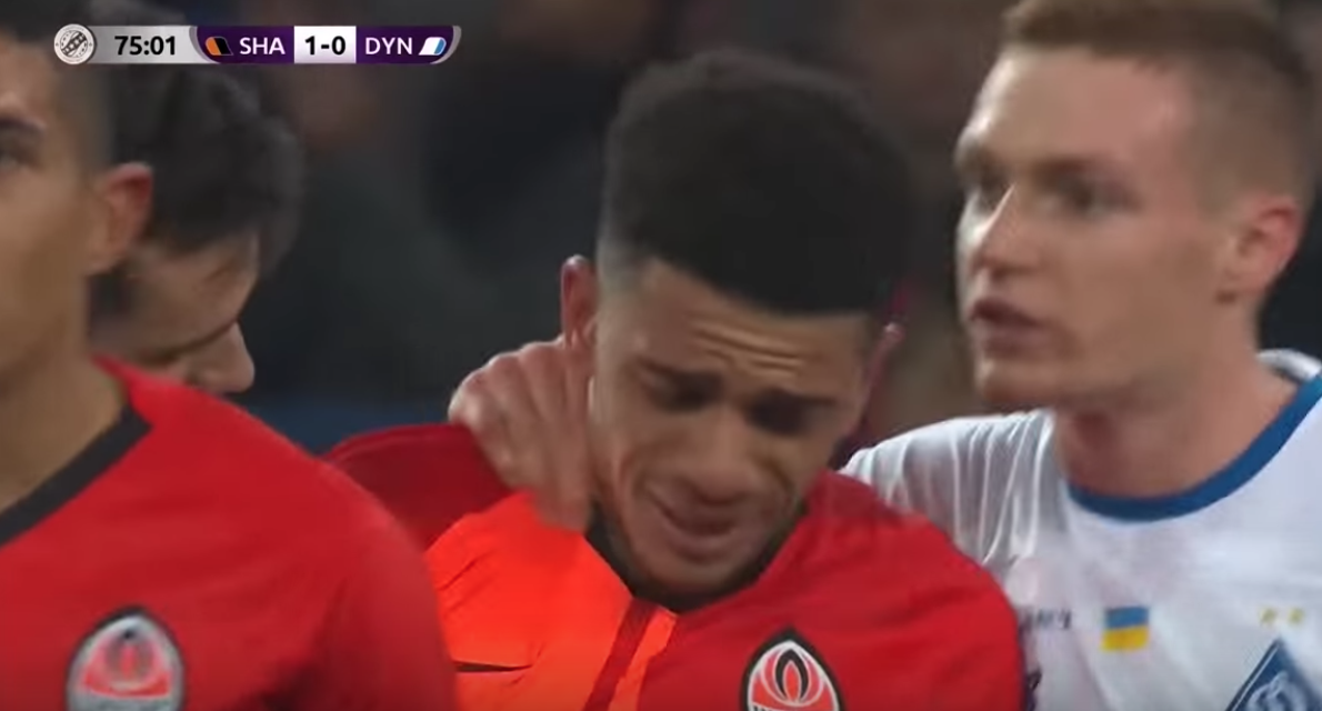 Капитан "Динамо" Виктор Цыганков утешает плачущего Тайсона. Скриншот с видео канала "Футбол 1".