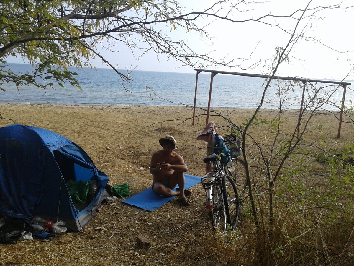 Робинзон у своей палатки. Фото автора