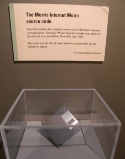 Дискета с исходным кодом сетевого червя Морриса, который нанес ущерб в 96 миллионов долларов