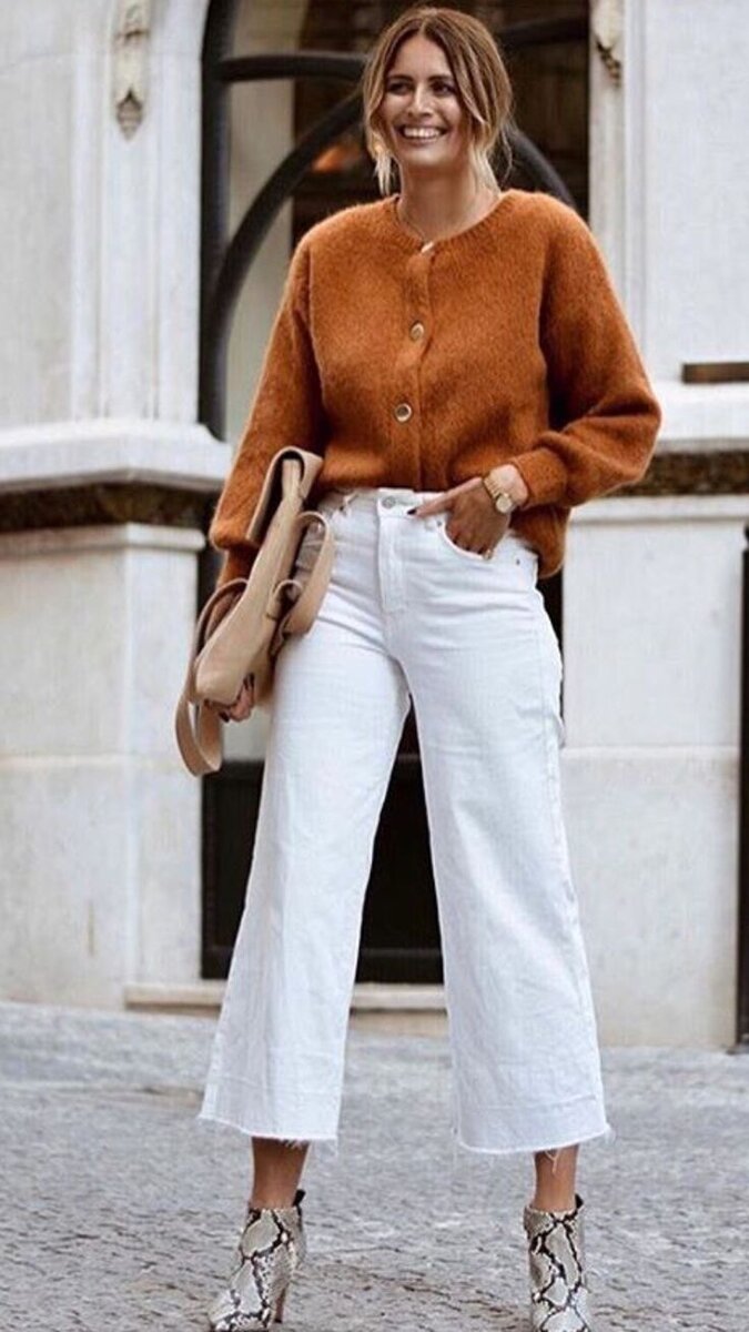 Полным девушкам подойдет такой вариант брюк. Сзади можно оставить кардиган висеть свободно, скрывая часть попы.