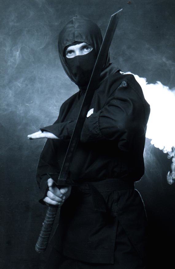 
Ниндзя — разведчик-диверсант, шпион, лазутчик и наёмный убийца в средневековой Японии.


История
Они появились в Японии во времена феодальных междоусобиц, длившихся там более 700 лет подряд.

Японское феодальное общество было разделено на ряд сословий: удельные князья (яп. —大名, даймё:, букв. «большое имя»), ниже располагались профессиональные воины (самураи яп. 侍, бу́си яп. 武士), ещё ниже - крестьяне, затем шли священнослужители, ремесленники, торговцы, и наконец, "грязное" сословие (яп. — 部落民«буракумины»). Места для ниндзя в этой иерархии не было. Они находились вне общества и вне закона. Соответственно, у них властвовали иные правила - их собственные.

У каждого феодала имелись на службе специалисты особого рода, которые создавали шпионские сети в других княжествах для получения информации о замыслах их властителей. Они же проводили различные диверсионные мероприятия: поджоги, отравления, похищения, убийства, распространяли ложные слухи, подбрасывали фальшивые документы, чтобы сбивать врагов с толку и сеять между ними раздоры.

Hokusai-sketches---hokusai-manga-vol6-crop.jpg
Ниндзя боялись. Потому что они олицетворяли собой иной мир - чужой, непонятный и враждебный для большинства жителей тогдашней Японии. Им приписывали общение с духами, оборотнями, приведениями и прочими тёмными силами. Сами же воины-тени всячески поддерживали эти суеверия, ибо они рождали у потенциальных противников ощущение обречённости и становились, таким образом, ещё одним оружием в их арсенале. История свидетельствует, что, используя в своих интересах страх перед нечистой силой, ниндзя порой добивались успеха в совершенно безнадёжных предприятиях.

Это были представители кланов, существовавших вне общественной иерархии, не подчинявшиеся общепринятым нормам. Внутри этих кланов постепенно сложилась специальная дисциплина, главной целью которой стало теоретическое обоснование наилучших способов незаметного проникновения в ряды противника, выведывания его тайн и сокрушения изнутри.

Даже хорошо зная символику китайской и японской культуры, трудно проникнуть в тайну, скрывающую историю возникновения, образ жизни и психологию ниндзя. Из-за почти полного отсутствия древних письменных источников, та информация, которая дошла до нас о старых кланах ниндзя, носит обрывочных характер.

Gappa travel cape and zunin with kusari armor.jpg
Доспехи ниндзя.
История ниндзя берет свое начало с середины 6-го века. В то время Китай был разделен на два больших государства, Вэй и Лян, и ряд мелких. Все они враждовали между собой. Эта борьба подточила их силы, и в начале следующего столетия власть во всей стране перешла к новой династии Тан. В танской империи сосуществовали три религиозно-философских учения: даосизм, конфуцианство и буддизм. Буддизм, который начал распространяться среди китайцев с середины 1-го века, всё больше и больше набирал силу и настолько окреп, что танские императоры сделали его государственной религией.

Буддийское духовенство в Китае делилось на две основные группы: тех, кто жил в монастырях (их было большинство) и тех, кто бродил по стране, питаясь подаянием и проповедуя взгляды, существенно отличавшиеся от официально признанных.

В своих странствиях бродячие монахи ("люгай") постепенно проникали всё дальше и дальше за пределы своего отечества - в Корею, Вьетнам, а с начала 17 века - и в Японию. Нужно отметить, что китайские власти всегда боролись с нищенствующими бродячими монахами. Обвиняя их в извращении учения Будды и в колдовстве, они преследовали их всеми доступными способами. Монахи, однако, активно сопротивлялись, и заходили в борьбе с властями так далеко, что нередко примыкали к отрядам повстанцев или к шайкам разбойников. Постепенно в связи с этим в их среде сложилась своеобразная система выживания в экстремальных условиях, получившая название "люгай мэнь" - "врата учения нищих монахов". Она включала в себя искусство маскировки и перевоплощения, методы врачевания, приготовления лекарств, технику гипноза и вхождения в транс, и многое другое, что помогало бродячим монахам преодолевать опасности, подстерегающие их повсюду.

Ниндзя.jpg
Со времён династии Тан установились прочные связи между буддийскими кругами Китая и Японии. Достаточно сказать, что все школы и секты японского буддизма, возникшие в период с 7 по 9 век, свою философию и ритуалы заимствовали у аналогичных китайских школ. Но попадая на японскую почву, школы китайского буддизма смешивались с местными верованиями и претерпевали поэтому довольно существенные изменения. Собственно говоря, именно это позволяет отличить их от китайских прототипов.

Подобные изменения произошли и с сектой бродячих монахов "люгай", которая трансформировалась в движение части японских монахов (в основном самозваных, т.е. не имеющих государственного свидетельства, так называемых "сидосо"), противопоставлявших себя официальной церкви. Это движение получило название "гёдзя" (отшельничество), а его центральной фигурой является полулегендарный Энно Одзуну (634-703)

Выросший в богатой и знатной семье, он в пятнадцатилетнем возрасте постригся в монахи и стал изучать буддийский канон. Но склонность к мистике побудила его вскоре уйти из монастыря и поселиться в пещере, на заросшей густым лесом склоне горы Кацурага. Там он прожил более 30-ти лет. За это время Одзуну с помощью китайцев детально ознакомился с системой "люгай мэнь" и соединил её с синтоистским культом гор. В результате получилось оригинальное учение, названное им "Сюгэндо" - "путь обретения могущества". Важнейшую роль в практике "обретения могущества" (т.е. овладения сверхъестественными силами) Одзуну признавал за буддийскими методами достижения "просветлённого сознания". Речь идёт о дыхательно-медитативных упражнениях ("кокю", кит."цигун"), ритуальные восхождения к вершинам, где якобы обитали горные духи (ками), возжигание священных костров (гома) для привлечения божественной силы (икёй), технику вхождения в транс ("такисугё", стояние под водопадом, когда у адепта изменяется сознание под воздействием ледяной воды, падающей на темя), декламация заклинаний (дзюмон).

Nindzya.jpg
Как и бродячие монахи "люгай" в Китае, последователи "сюгэндо" в Японии очень скоро стали подвергаться преследованию со стороны светских властей и официальной церкви. Аскеты-отшельники лишали казну налога, а монастыри - прихожан и даров. В то же время они пользовались огромным авторитетом в народе как знахари и прорицатели. Дело дошло до того, что многие крестьяне стали считать самозваных монахов, этих бродяг и отшельников, единственными истинными последователями учения Будды! Понятно, что правящие круги не желали мириться с таким положением вещей. Были изданы указы, запрещающие бродяжничество (717 г.) и учение "сюгендо" (718 г.). Однако запреты не дали желаемого результата. Число последователей Энно Одзуну продолжало увеличиваться. Они укрывались в потайных скитах в горах, поэтому их стали называть "яма-но-хидзири", т.е. "горные мудрецы".

Во времена царствования императрицы Кокэн вся реальная власть с 765 по 770 годы сосредоточилась в руках министра-монаха Докё, гонения на неофициальную церковь усилились. Особым указом Докё запретил строительство часовен и храмов в горах и лесах, а самозваных монахов было велено разыскивать и заключать под стражу. Репрессии повлекли за собой объединение горных отшельников, бродячих монахов и части крестьян - приверженцев "сюгэндо" - в замкнутые общины, и всё большую милитаризацию этих общин.

Зачатки знаний о выживании, почёрпнутых у китайских монахов "люгай", были дополнены и расширенны; выделилась особая прослойка монахов-воинов (сохэй), главной задачей которых стала защита горных общин от нападений вооружённых отрядов, посылаемых властями. Большую роль в совершенствовании воинского искусства "горных мудрецов" сыграло то обстоятельство, что после поражения в 764 году восстания Накамаро Фудзивара уцелевшие мятежники, большинство из которых составляли профессиональные воины, бежали в горы. Там они пополнили ряды сохэй.

Ninja.jpg
На рубеже 9-10 веков учение "сюгендо" было дополнено и углублено идеями буддийской школы "сингон", включающую медитацию в процессе созерцания священных картин, искусство заклинаний, ритуальные позы и жесты, что давало ощущение слияния с Космосом и обретения магической силы.

Превращению "сохэй" в ниндзя способствовали политические события. С середины 10-го до середины 17-го века вся Япония оказалась охваченной войнами князей друг против друга, мятежами аристократии и народными восстаниями. Кровавая смута продолжалась более 700 лет подряд! В такой обстановке очень быстро возникла необходимость в квалифицированной разведке, которая могла бы обеспечить решающий перевес какой-либо из враждующих сторон. Нужно было не только уметь добывать важную информацию, но и в кратчайшие сроки доставлять её по назначению. "Сохэй" обладали необходимыми качествами такого рода. Поэтому именно они стали в феодальной Японии потомственными профессиональными разведчиками, террористами и диверсантами. Практически каждых удельный князь (даймё) старался привлечь на свою сторону какой-нибудь клан "сохэй", чтобы обезопасить себя от неприятеля. Так волею судьбы монахи-воины оказались втянутыми в феодальные распри и борьбу за власть. В свою очередь это привело к тому, что система их подготовки стала быстро совершенствоваться. Кланы "сохэй" стали один за другим превращаться в "рю" ниндзюцу.

В середине 13-го века получили известность уже около двадцати школ ниндзюцу, а к 17-му веку их стало более семидесяти. Пополнение рядов ниндзя в ту эпоху шло в основном за счёт "ронинов", т.е. самураев, потерявших службу, а вместе с ней жалование и землю. Наиболее известными школами были следующие: Гэкко-рю, Дзёсю-рю, Ёсицунэ-рю, Ига-рю, Кайдзи-рю, Кога-рю, Косю-рю, Мацумото-рю, Накагава-рю, Нэгоро-рю, Рикудзи-рю, Синсю-рю, Тогакурэ-рю, Уэсуги-рю, Фума-рю, Хагуро-рю, Хаттори-рю.

878877561.jpg
К 1615 году сёгун Токугава Иэясу завершил объединение страны. Установленный им режим жестокой центральной власти и изоляции он остального мира, продержался ни много ни мало 250 лет, вплоть до буржуазной революции Мэйдзи 1868 года. Феодальные усобицы, заливавшие Японию кровью 700 лет подряд, наконец прекратились. В эпоху Токугава ниндзя стали считать не просто отщепенцами, а нелюдью - "хинин" (буквально это значит "нечеловек"). Отныне любого из них, попавшего в руки властей, следовало казнить лютой позорной смертью уже не за конкретные деяния, но просто за то, что своим существованием они нарушали общепринятый порядок.

Когда установился прочный мир, оказавшись "безработными", кланы ниндзя в своём большинстве постепенно перешли к занятиям ремёслами и торговлей. Не находя практического применения своим питомцам, а также вследствие повсеместных жёстких гонений, школы ниндзюцу постепенно пришли в полный упадок.

Кланы и школы ниндзя
Всего существовало несколько десятков кланов ниндзя по всей Японии, но наибольшую известность получили кланы уезда Кога и провинции Ига. Уезд Кога контролировала коалиция кланов "53 семьи Кога". Провинция Ига была разделена между 3 крупными кланами: Момоти на юге, Хаттори в центре и Фудзибаяси на севере. В этих двух районах сформировались важнейшие школы ниндзя: Кога-рю и Ига-рю.

Ниндзюцу
Ниндзю́цу (яп. 忍術 Ниндзюцу, «искусство скрытности») — японское боевое искусство.

Обобщая высказывания японских мастеров, можно следующим образом определить сущность классического ниндзюцу: это путь духовного и физического совершенствования человека с целью обретения им способности тайно управлять событиями с целью выживания своей семьи, своего рода и своего клана.

Это искусство побеждать несмотря не на что. Не надеяться на успех, а быть уверенным в нём, пребывая в радости, не испытывая ни страха ни гнева - таков дух истинного ниндзюцу!

Подготовка к рукопашному бою
Существуют два основных способа подготовки к рукопашному бою, принципиально различающиеся между собой. Первый их них основан на подборе определённой совокупности технических приёмов, наилучшим образом соответствующих возможностям данного человека. Затем владение этими приёмами доводят до уровня мастерства. Ситуации, возникающие в бою, подгоняют в таком случае под избранные приёмы. Это способ формализации техники, сведения её к тем или иным шаблонам. Его концентрированным выражением являются комплексы стандартных технических действий, известные под названием "ката", "таолу".

И есть второй способ, основанный на спонтанных движениях тела автоматически реагирующего на любую возникающую ситуацию. Это способ импровизации. В его основе лежит идея о том, что любые заранее отработанные приёмы (шаблоны) лишают человека свободы действий, столь необходимой в реальном, а не игровом поединке. Ниндзя делали ставку на второй из указанных способов, который они называли "боем стихий". Они имели в виду то, что специфика импровизаций в каждом конкретном случае определяется взаимосвязью и взаимопереходами пяти природных стихий - земли, воды, огня, ветра и пустоты.

Первый из данных способов наиболее распространен. Об этом свидетельствует, в частности, тот факт, что даже в школах современного ниндзюцу под боем стихий чаще всего подразумевают всё те же наборы конкретных приёмов, только выполняемых в определённой манере. Однако это профанация, не имеющая ничего общего с истинным боем стихий. В его основе лежат особые психические состояния, диктующие технические действия без всякого участия сознания. Нужно не играть в стихию, а быть стихией. Причём перевоплощение должно становиться настолько убедительным, чтобы даже противник невольно верил в навязываемый ему образ.

Kusari katabira 12.jpg
Платформами для запуска определённых программ действий в бою являются надлежащие исходные позиции. "Ключом" же для запуска конкретных программ (т.е. конкретных тактик) служат мысленные образы, символизирующие первоэлементы кольца:

Огонь (визуализация - жёлтый треугольник; качество - агрессивность и неукротимость; направление — Запад)

Вода (визуализация - оранжевый круг; качество - податливость и текучесть; направление — Восток)

Земля (визуализация - красный квадрат; качество - постоянство, твёрдость, устойчивость; направление — Юг)

Пустота (визуализация - голубая точка; качество - созидательность, протяжённость; направление — Центр)

Ветер (визуализация - зелёный полукруг; качество - лёгкость и подвижность; направление — Север)

Бой Огня обеспечивал успех в схватке с недостаточно опытным либо трусливым противником. Его подавляли напором, каскадом прямолинейных атак "в лоб".

Противнику, действующему в аналогичной манере навязывали бой Воды. Он характеризовался уходами назад и в стороны, с последующими контратаками, напоминавшими волны, раз на разом накатывающегося на утёсы неприступного берега и размывая его.

К примеру, один из возможных образом боя Земли - могучая снежная лавина (ниндзя), вызванная случайным маленьким камушком (враг). Первый в таком случае демонстрирует абсолютную уверенность в себе, в своих силах. Неприятель будет раздавлен, смят, снесён мощнейшей контратакой, как бы он не пытался сопротивляться своей неизбежной гибели.

Одним из аспектов боя Пустоты являлось "соблюдение дистанции", вызванное необходимостью находиться в любой момент боя там, где противник вас не достанет, или достанет с минимальным ущербом. Атака врага "проваливается" в никуда, подставляя его под встречный удар. Выбор правильной дистанции невозможен без хорошего глазомера, так называемого "чувства противника" и умения перемещаться.

Бой Ветра подходил для поединков с умелым и сильным противником. В нём преобладали обманные движения, внезапные исчезновения из поля зрения (например, резким оседанием вниз, прыжком, кувырком) и круговые движения с ударами, бросками, болевым воздействием на суставы. Бою Ветра хорошо подходит образ тайфуна, затягивающего в себя, и ломающего всё на своём пути.

Важным условием для овладения аспектами боя стихий является склонность к образному мышлению. Кроме того, глупо заниматься отработкой боя стихий, если "зажато" тело, если человек не вполне здоров. Естественность движений обеспечивает раскованность, свободу, уверенность, отсутствие излишнего напряжения психики и мускулатуры.

Рукопашный бой
Побеждать ситуацию, а не противника. Прямой поединок с врагом отнюдь не входил в намерения умелого агента. Противника устраняли, если этого требовали интересы дела, а также тогда, когда он явно мешал планам ниндзя. Грамотно проведенная операция не должна была оставлять после себя никаких компрометирующих следов, за исключением тех случаев, когда внимание на таких следах специально акцентировалось, чтобы посеять в умах врагов желаемые мысли и настроения. Соперник воспринимался чаще всего лишь как одушевленное препятствие, но не как объект действия. Победить - это выполнить порученное дело, а не прикончить возникшую на пути живую помеху.

Рациональность. Все действия лазутчика подчинялись одной цели и должны были быть строго рациональны. Зачем тратить силы на схватку с противником, если его можно просто ослепить и ускользнуть? Для чего подкрадываться к часовому по шуршащей траве, ежесекундно рискуя, если в него можно бесшумно выстрелить ядовитой иглой из духовой трубки? К чему ввязываться в групповой бой, когда легче направить преследователей по ложному следу? Весьма целесообразным считалось использование специального оружия и приспособлений, которые позволяли нейтрализовать противника ещё до того, как он вошёл в прямой контакт с лазутчиком.

Кроме специальных средств и приспособлений ниндзя широко использовали любые подвернувшиеся под руку предметы. Умение пользоваться подручными средствами значительно облегчает проведение многих приёмов: так, удушение палкой намного быстрее и эффективнее удушения руками, а удар камнем мощнее удара пустым кулаком.
В боевых условиях реализовывались все возможности хорошо натренированного тела - от нанесения ударов до ухода из сковывающего захвата через акробатический трюк. Каждое предпринимаемое действие должно мгновенно вытекать из предыдущего. Абсолютно недопустим захват, если ещё не решил, как поступишь в дальнейшем. Приёмы выполняют лишь в той мере, насколько это соответствует желаемому результату. Ни больше, ни меньше.
Сюрпризность. Поскольку боец обычно сталкивался с профессионалами, отлично владеющими оружием, победу приходилось добывать нешаблонными тактиками, замешанными на сюрпризности и ставящими врага в непривычную для него боевую ситуацию. Наиболее распространенными ошарашивающими действиями являлись неожиданность и внезапность нападения, тесно связанные с невидимостью или усыплением бдительности противника своим внешним видом и поведением; непредсказуемые изменения ("ломка") дистанции; мгновенные отключения (ослепление, оглушение) или обман (ложный шум) органов чувств; использование стандартного оружия в необычной манере и применение незнакомого врагу оружия (например, перчаток с шипами).

Привязка манеры боя к особенностям противника. В случае прямого столкновения лазутчику противостояли самые разнообразные противники, каждый из которых имел собственный уровень мастерства, личные жизненные установки, свои сильные и слабые стороны. Оценить возможности и уязвимые места врага можно было по многим факторам.
По внешнему виду, непроизвольным движениям и лицу определялось, какие точки бойца наиболее уязвимы, но телосложению предполагалось, в каких боевых приёмах противник, несомненно, опасен, а по манере двигаться распознавалось его место в системе первоэлементов (стихий), исходя из которого и выбирался свой вариант поединка.
Переход на тот или иной вид "боя стихий" должен был происходить рефлекторно, как реакция на подсознательную оценку противника и внешних условий (так, схватка в узком пространстве мало подходила для стиля ветра, а встреча с робким бойцом явно соответствовала стилю огня). Созданию нужных рефлексов способствовала жёсткая дисциплина тренировочной схватки, закрепляемая в сонном состоянии и отказ от каких-либо сковывающих правил.
Естественность движений (сидзэн) обеспечивает раскованность, свободу, уверенность в бою, отсутствие излишнего напряжения психики и мускулатуры. Чтобы сделать базовые приёмы естественными, человеку необходимо превратить их в столь же привычные, как, например, движение ко рту руки с куском хлеба. Это требует огромного количества повторений изучаемых приёмов. Тут не помогут никакие медитации.

Научиться правильно распределять вес и применять силу, перемещаясь при этом под разными углами вперёд, назад, в сторону, двигаясь по кругу, вращаясь на одном месте.

Выполнять удары, броски, сбивающие движения, уклоны в различных позициях, отражая разнообразные виды нападения, разыгрывая какие-то ситуации в лесу, на крыше, в узком коридоре и т.д. Здесь можно чему-то научиться только вместе с партнёром.

Принцип "тело и оружие едины". Это высказывание имеет несколько иной смысл, нежели другой известный тезис - "оружие является продолжением тела". В ниндзюцу акцент делается на то, что тело само по себе представляет собой оружие, тогда как любое механическое приспособление (оружие) служит лишь вспомогательным средством для усиления поражающего воздействия движения тела. При работе с любым оружием состояние сознания, базовые принципы, характер передвижений и уклонов, векторы приложения силы, расход энергии - всё остается неизменным.

Использование обстановки. Благодаря вживанию в теорию пяти стихий, ниндзя становился естественной частью окружающей среды, а потому мог использовать её как своё собственное тело. Сюда входили, например, периодические исчезновения в ходе боя на местности, и извлечение выгоды из особенностей боевой площадки (перепад высот, тип поверхности), и употребление деталей обстановки в качестве барьера между собой и неприятелем. Делая ставку на метеоусловия, можно было подставить противника лицом к слепящему солнцу, подогнать решающую технику к моменту ухода луны за тучу, выманить врага в дождь на скользкую поверхность.

Анонимность. В любых своих действиях ниндзя обязан был оставаться не узнанным. Идентификация его могла поставит под удар контактеров и расшифровать прошлые и будущие акции клана. В боевых условиях такая анонимность обеспечивалась работой в невидимости и специфической маской-капюшоном, оставляющей открытыми лишь глаза. Импровизируя, для этого можно использовать шарф или какую-либо растягивающуюся тканевую трубку (чулок, кусок свитера). Затрудняя идентификацию, маска, кроме того, устраняет демаскирующее отсвечивание кожи лица и приглушает шум дыхания.

Привыкание к оружию. Подобно тому, как самурай, вооружившись мечом, вытягивает его из ножен, пробует остроту клинка, взвешивает в руке, делает несколько махов в воздухе, а потом начинает рубить лозу и соломенные мишени, так и ниндзя должен привыкнуть к любой изучаемой технике, сделать её своей.

Осваивая, например, удар кулаком, он сначала выбирает наиболее удобный для себя способ формирования кулака, пробует различные траектории нанесения им ударов. Основная цель - добиться естественности, раскованности движений.
Ниндзя действовали тайно, а поэтому старались ничем не выделяться среди окружающих, всячески избегали столкновений с ними. На всех дорогах средневековой Японии, у всех городских и деревенских ворот стояли заставы. Подозрительных путников подвергали тщательному обыску. Поэтому ниндзя имел при себе минимум снаряжения.
Кусок верёвки или цепь, полотенце, посох, короткий крестьянский нож, может быть - серп, немного еды и лекарств, кремень для высекания огня, вот и всё. С таким грузом он мог свободно передвигаться, не опасаясь проверок. Достигнув места назначения, ниндзя из подручных средств изготавливал приспособления, в которых нуждался, а оружие (если в том была необходимость) отбирал у противника. Выполнив задание, он уничтожал или прятал свои инструменты и снова принимал облик безобидного путника.

В качестве оружия ниндзя чаще всего использовали сельскохозяйственные орудия и предметы повседневного обихода. Такой принцип позволял им не вызывать ненужных подозрений, не иметь при себе лишних вещей, не усложнять себе жизнь проблемами изготовления клинков, рукоятей и других технически сложных изделий.
Вот почему одним из самых главных видов их вооружения (если не самым главным) была деревянная палка. Существует путаница в отношении размеров этих палок. Чтоб избежать её, возьмем за основу тот факт, что средний рост японского мужчины в Средние Века составлял примерно 150 см. (это сегодня японцы стали выше благодаря пище, богатой животными белками). Длина посоха не превышала длины человеческого роста (плюс высоту деревянных сандалий - "гэта"), но чаще всего равнялась расстоянию от земли до плеча. Иными словами, она колебалась в пределах 140-160 см.
Посох в бою держали, как правило, двумя руками. Техника работы с ним представляла нечто среднее между использованием копья (яри) и алебарды (нагината). Она включала в себя тычковые (лицо, горло, сердце, солнечное сплетение, пах) и маховые удары, секущие (по суставам рук и ног), блокирование вражеского оружия, удушения, комбинированные сковывания. Использовали посох для опоры в прыжковых ударах ног, для загребания и бросания в лицо врагу песка или грязи.
Коса и серп (по-японски "кама" или "гама") - это классическое оружие крестьян, участвовавших в войнах и мятежах. Существует много разновидностей серпов и кос, отличающихся друг от друга длинной деревянной рукоятки, длинной и степенью кривизны лезвия, способами его прикрепления к древку. В принципе, чем длиннее ручка и лезвие, и чем они прямее, тем выше эффективность камы как оружия, но тем труднее прятать это оружие под одеждой. Чаще всего применяли одновременно два серпа: "о-гама", серпом на длинной ручке (до 120 см.) парировали и отклоняли вражеские атаки, а малым серпом, "ната-гама" (лезвие 15-30 см, ручка 20-45 см.) поражали противника.
Основными мишенями при атаке серпом являются кисти рук, держащие оружие, локтевые и коленные сгибы, шея и голова, спина и бока. В современных условиях, когда больше нет самураев, вооружённых мечами и копьями, серп ещё эффективнее в ближнем бою, чем прежде. Им очень удобно перехватывать удары ногами, успешно противостоять любому противнику, вооружённому холодным оружием (шестом, цепью, дубинкой, кинжалом и т.д.). Можно даже метать его в цель. Остановить хорошо тренированного бойца, вооружённого двумя серпами, можно только выстрелом из пистолета или автомата.
Свободно работать одним серпом, тем более - двумя, очень непросто. При слабом владении техникой, ими легче ранить себя, чем противника. Требуется много времени (несколько лет ежедневных упорных тренировок), прежде чем придёт ощущение серпов чем-то вроде естественного продолжения своих рук. Поэтому для тренировки следует применять только учебное оружие, с тупыми деревянными "лезвиями", полностью исключающими порезы и уколы. Наиболее подходящая длинна ручки тренировочного "ната-гама" - от запястья до локтевого сгиба, "о-гама" - от запястья до подмышки.
Чисто технически рукопашный бой ниндзя (тайдзюцу) включал в себя концентрированные удары конечностями по наиболее уязвимым местам человеческого тела (дакэн-тайдзюцу), костоломные захваты, броски, болевые воздействия (дзю-тайдзюцу). В технику рукопашного боя входили также разнообразные уклоны (каваси), падения (укэми), кувырки с перекатами (кайтэн), колёса (дайсярин) и прыжки (тоби).
Маскировочный костюм ниндзя
Sanmon Gosan-no-Kiri.jpg
По мнению историка-япониста Горбылёва, ниндзя никогда не использовали чёрный обтягивающий костюм, популярный в фильмах и романах. Ночные костюмы ниндзя имели красновато-коричневые, пепельные, желтовато-коричневые или темно-серые оттенки. По мнению Горбылёва, именно эти оттенки позволяли полностью слиться с ночной мглой, тогда как абсолютно чёрный костюм резко выделяется в этих условиях. Костюм ниндзя имел мешковатые очертания. Днём ниндзя носили повседневную одежду, позволяющую слиться с толпой.
Снаряжение ниндзя
В снаряжение ниндзя входило 6 обязательных предметов (рокугу): амигаса (плетеная шляпа), кагинава (кошка), сэкихицу (грифель) или ядатэ (чернильца с пеналом для кисти), якухин (медикаменты), цукэдаке или утидакэ (контейнер для переноски тлеющих углей), сандзяку-тэнугуи (полотенце).
