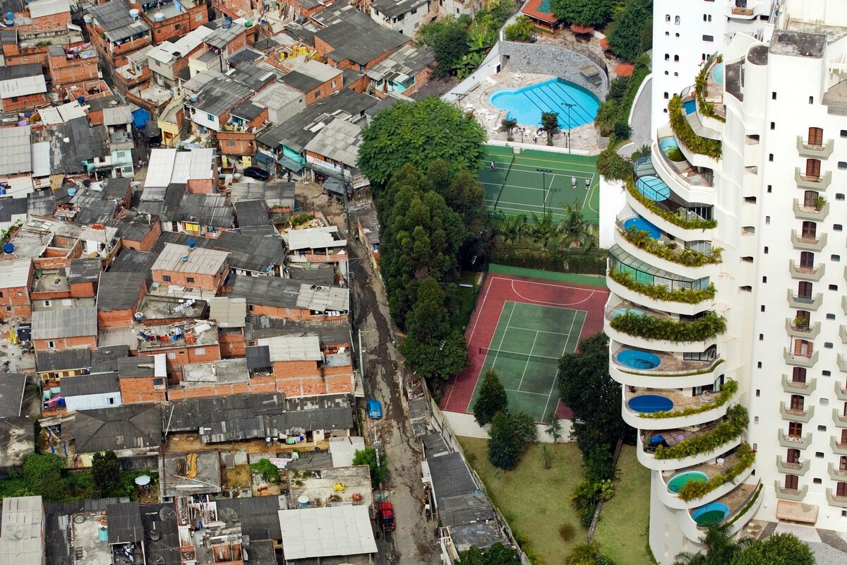 Богатые и бедные города. Бразилия фавелы и виллы. Рио де Жанейро богатые районы. Бразилия фавелы и богатые районы. Сан-Паулу Бразилия нищета.