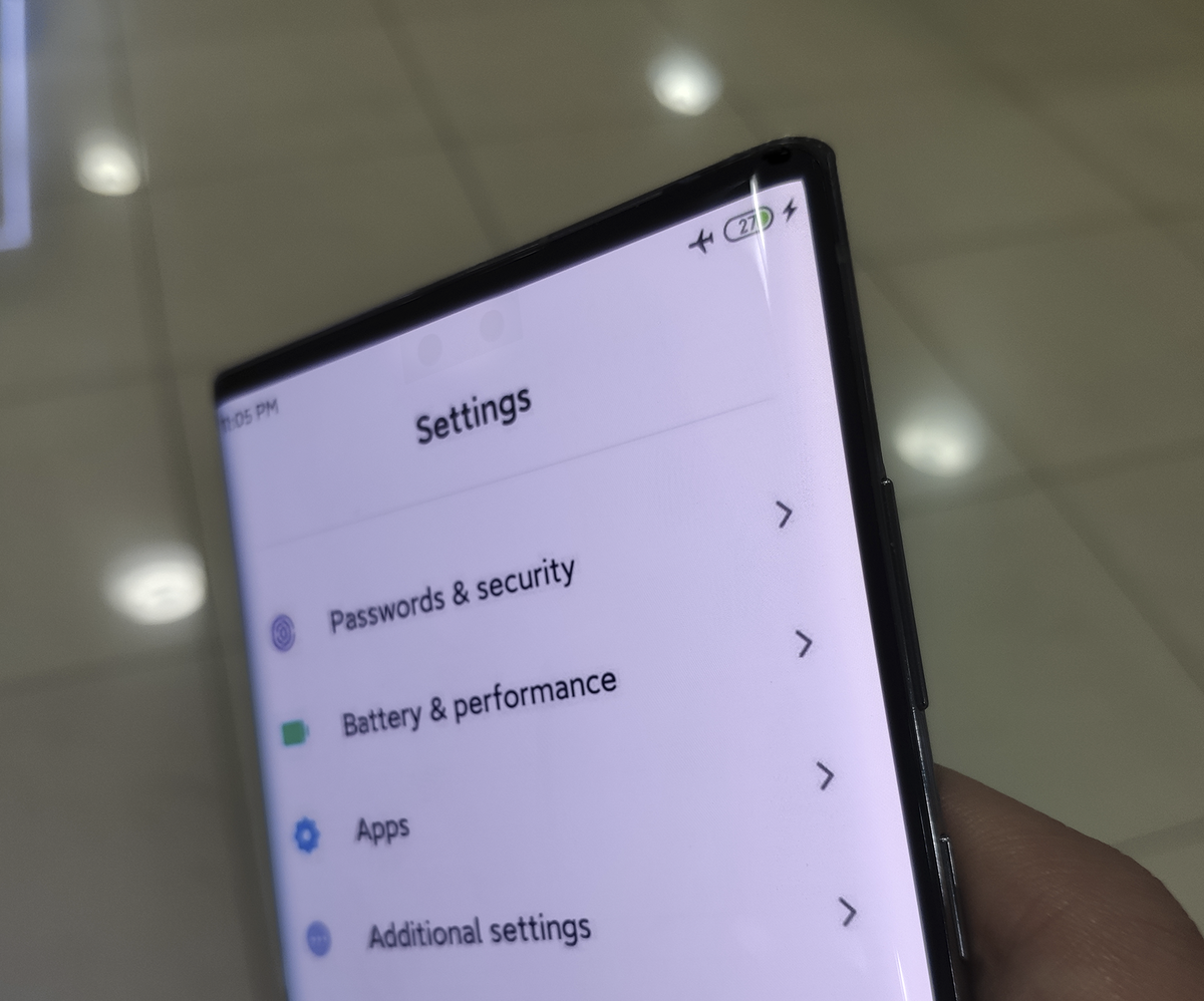 Логично ожидать, что тыльная сторона будет защищена стеклом Gorilla Glass 6