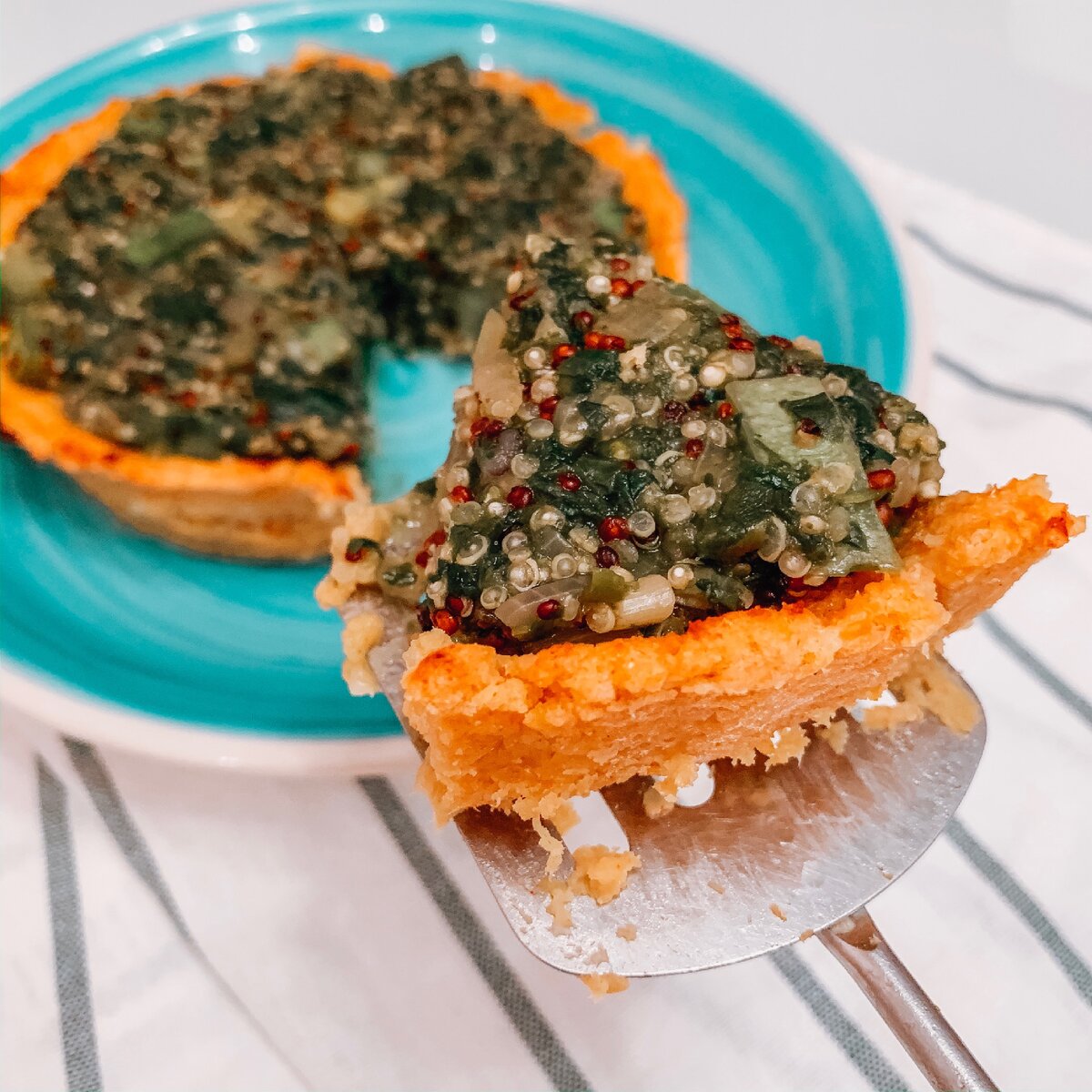 Киш  из краста из цветной капустой с начинкой из киноа и шпината