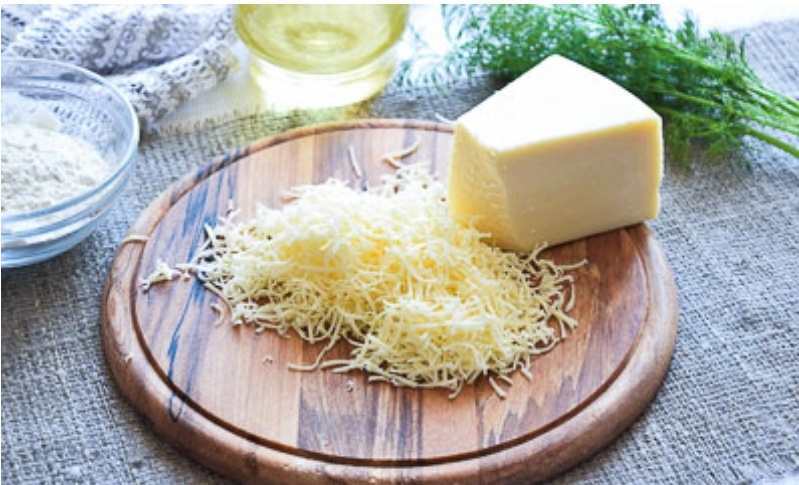  Для рецепта оладий вам потребуется:  Рецепт приготовления оладий:  Сыр натрём на средней терке.  Зелень мелко порубим. Картофель моют и чистят.-2