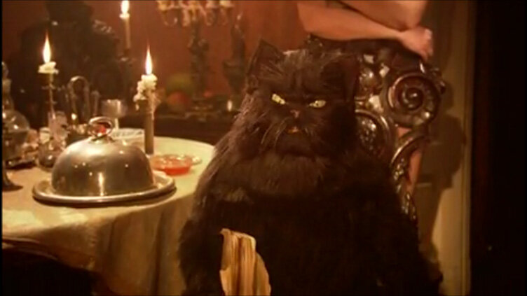 Кот Бегемот, который не очень-то кот. (Кадр из фильма "Мастер и Маргарита" режиссера Владимира Бортко) 