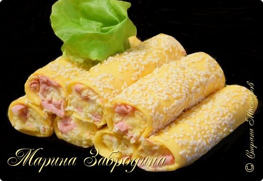 Привет, дорогие друзья! Сегодня предлагаю приготовить и попробовать вкусную праздничную закуску.Такая закуска станет украшением стола и понравится гостям! 
Желаю всем приятного аппетита и хорошего настроения! Благодарю за просмотр, заходите на мой ютуб канал, там Вы найдете много проверенных видео - рецептов которые легко приготовить!
Также жду Ваши фото в группе "Марина Забродина" ВКонтакте 😊

В рецепт этой простой и вкусной закуски входят следующие ингредиенты:
Сыр - 50 г
Чеснок - 2 зубчика
Яйца - 2 шт.
Ветчина - 100 г
Майонез - 1 ст.л.
Сыр плавленый (пластины) - 8 шт.
Кунжут - 30 г.Ссылка на видео с приготовлением: https://stranamasterov.ru/node/1189677?utm_referrer=https%3A%2F%2Fzen.yandex.com&dbr=1