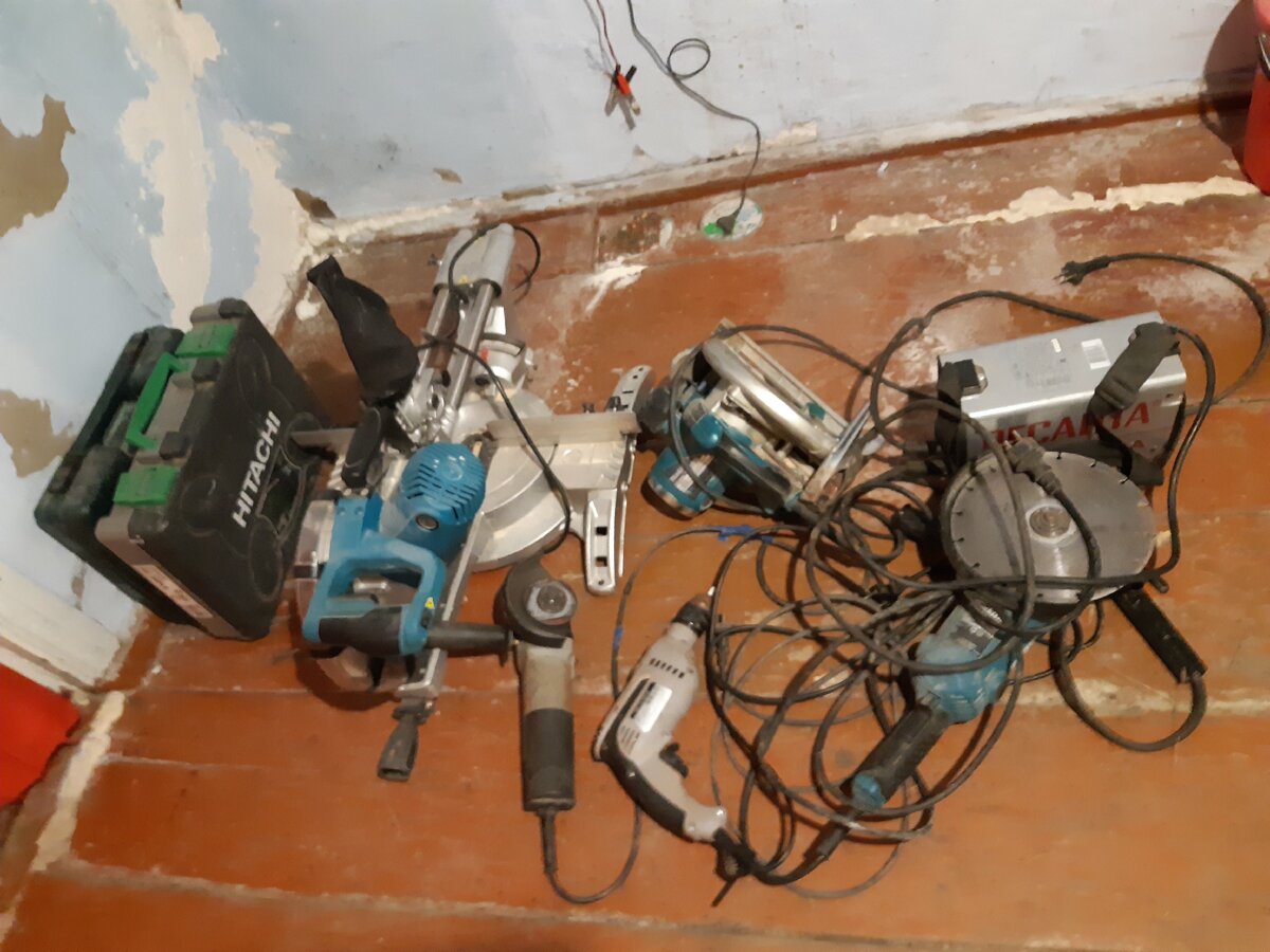 Лучшие друзья мужчин - это инструменты. Моя скромная коллекция, которой я построил себе дом.