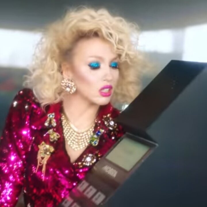 кадр из клипа О. Поляковой "Королева ночи"