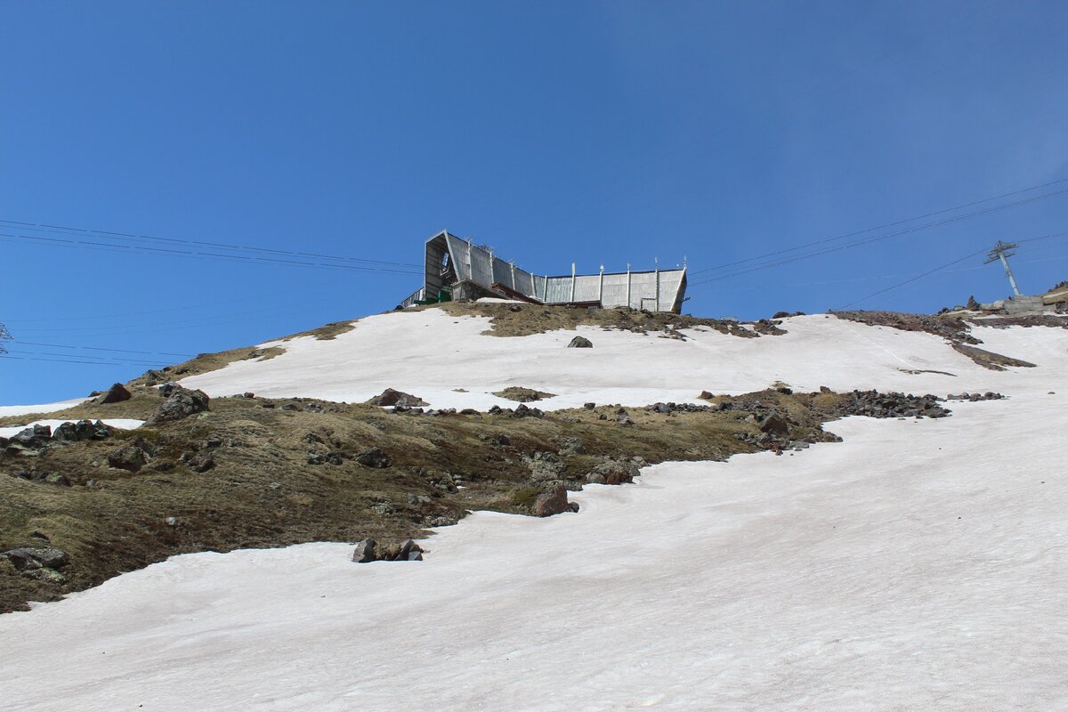 Станция канатной дороги "Старый кругозор" (3000 метров над уровнем моря) (см. галерею)