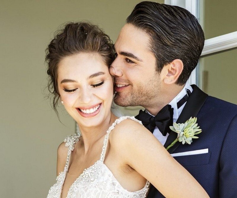 Актер бурак озчивит свадьба. Пары турецких актеров. Фахрие эвджен и бурак. Неслихан атагюль догулу. Турецкий актер бурак озчивит.