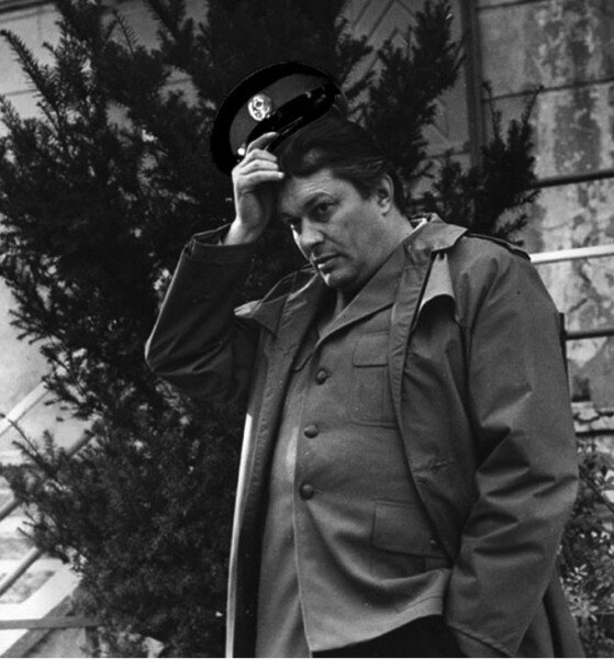 Богуслав Билевский в роли Анискина (ну, не Жаров, конечно, но типаж вполне подходящий). В кадре из фильма "Кардиограмма", где он сыграл провинциального милиционера, я только поменял фуражку. 