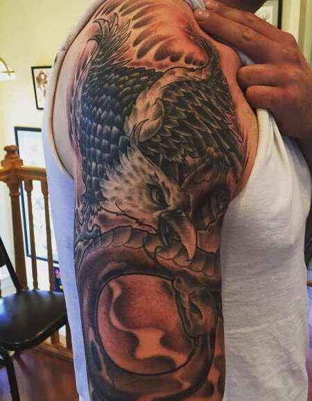 Татуировка орла на спине