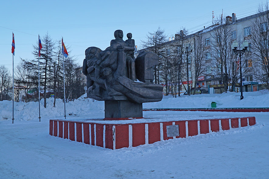 Памятник в зимнее время 