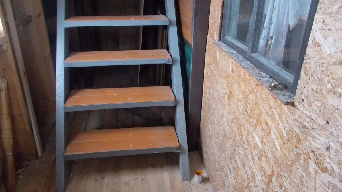  Лестница стоит на надёжном фундаменте, который сделан под полом  