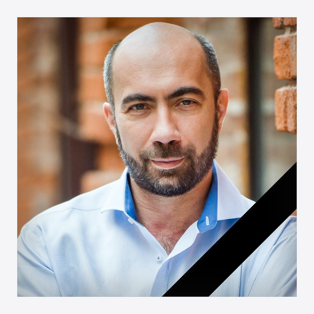 15 февраля остановилось сердце Константина Довлатова Не стало Мастера. Наставника. Учителя. Отца. Мужа. Друга.
Светлого, сильного, лучшего. Человека с большой Душой и добрым Сердцем.

К вам обращаюсь я, его супруга – Эльмира.
Всех, кто знал Константина лично, кто стал его последователем – прошу вас помолиться за него.

Он нёс в этот Мир Любовь.
И ушёл, безусловно любя все вокруг каждой клеточкой своего тела.

Он приготовил для вас текст и собирался опубликовать, но не успел…

«Многие из вас начали замечать, что я все реже появляюсь на публике, провожу эфиры и сессии.
Я очень ценю ваше внимание и заботу!
Обеспокоенные вопросы стали поступать все чаще...

Причиной моего временного «ухода в тень» является ухудшение состояния моего здоровья. Но я активно работаю над этой темой. И на каждом вебинаре я обязательно присутствую и даже отвечаю вам в чатах.

Сейчас моя любимая супруга Эльмира Довлатова и ее дочь Лейсан Сафиуллина помогают мне вести бизнес, мы вместе разрабатываем планы и стратегию, готовим вебинары, а уже Эльмира и Лейсан проводят вебинары и тренинги, продолжая развивать наше дело.

С детства у меня был врожденный иммунодефицит. И только самые близкие люди знают, что более 10 лет назад у меня диагностировали серьезные проблемы со здоровьем, которые были заложены в детстве.
В то время я активно начал заниматься разработкой программ и методик.
Духовная Интеграционика родилась именно тогда, когда мне это было жизненно необходимо.

На тот момент я искал способы быстрого и эффективного духовного развития и исцеления. И когда я изучил множество вариантов традиционной и нетрадиционной медицины, восточных практик и философии, западных методик – у меня родился свой собственный инструмент, на основе всех самых лучших знаний и опыта человечества.
Благодаря применению этой методики, ежедневным практикам и моему окружению мне удалось решить многие проблемы со здоровьем и помочь не только себе, но и тысячам людей.

С тех пор прошло уже 10 лет, и я готов сказать, что при помощи Духовной Интеграционики это были самые счастливые годы в моей жизни, за которые я успел разработать уникальные программы, создать курсы, написать книги, организовать бизнес, стать миллионером, обрести истинную любовь и счастливо жениться.

Вот только здоровье после травмы груди этим летом резко начало давать сбой и, похоже, очень серьезный. Сердцу уже трудно выдерживать такие нагрузки.
Но я справлюсь – ведь со мной моя семья – Эльмира, Лейсан, дети, моя команда, которые продолжают мое дело и разделяют мою миссию и цель моей жизни – способствовать эффективному развитию социума.
Мои ученики – Мои последователи – Моя надежда.

Я знаю, что всех нас ждёт прекрасное светлое будущее. Иначе и быть не может.
Чувствую каждого из вас и дарю вам свою безусловную любовь, которая будет жить вечно...»