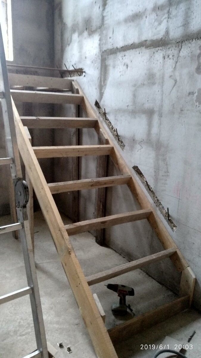 Взрослый мужчина самостоятельно из бетона отлил идеально ровную лестницу, работа мастера.
