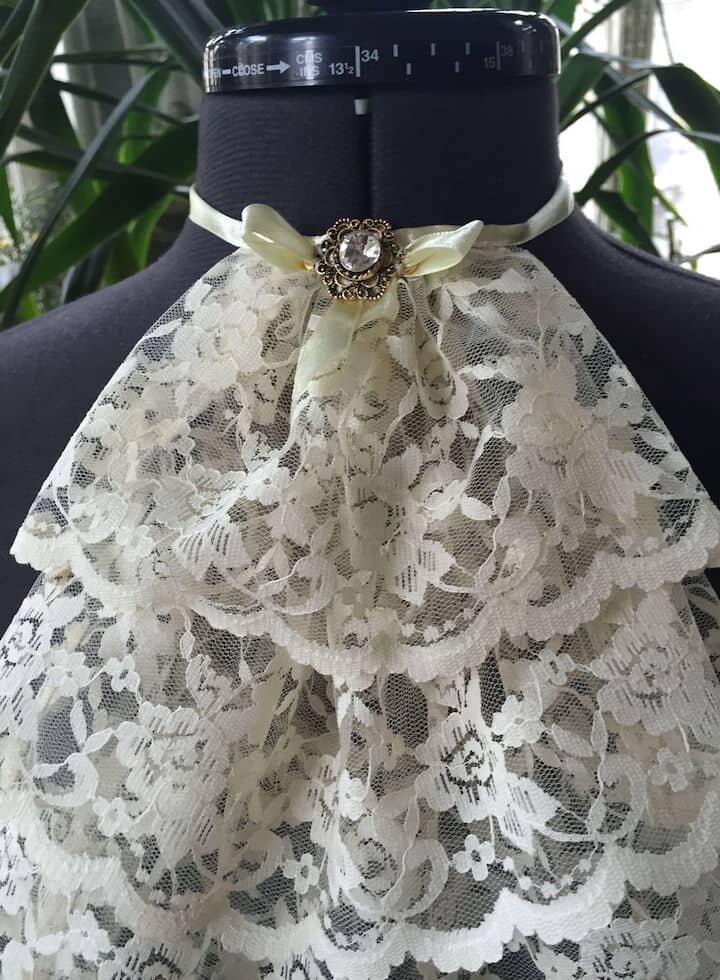 Кружевной воротник жабо