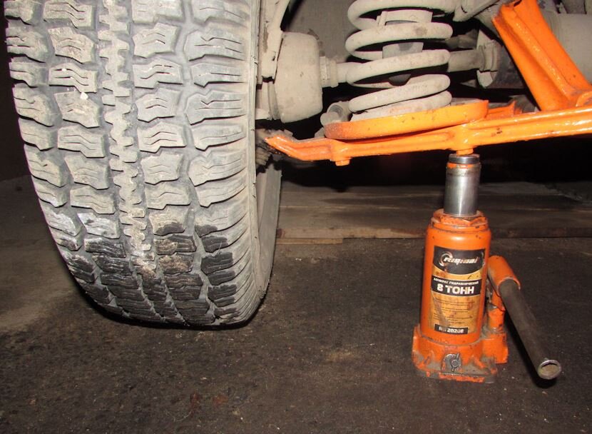 Домкрачу нижний рычаг, тут все как обычно