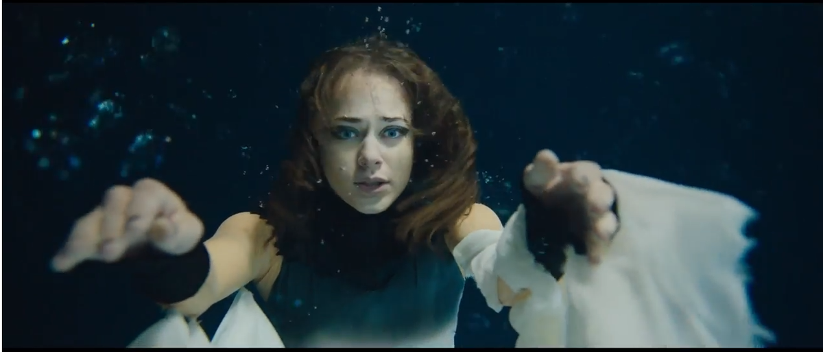 Героиня весь фильм или тонет во сне от психтравм, или лежит на льду, но НЕ КАТАЕТСЯ