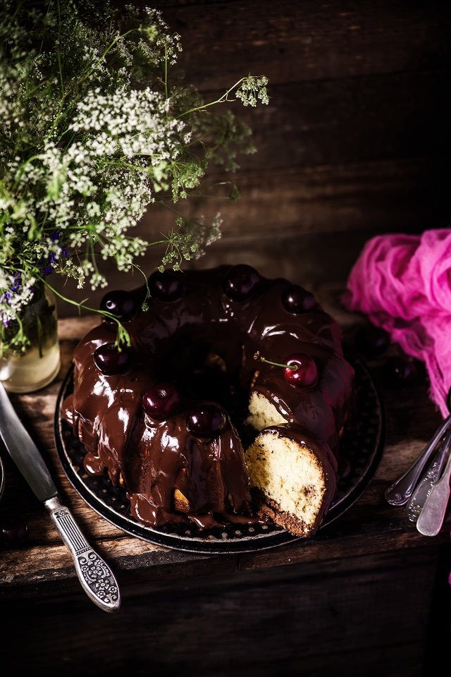 Ингредиенты:                                                                                                                                                                        Мука — 150 г
Сахар — 125 г
Яйца — 3 шт.
Масло сливочное — 125 г
Молоко — 60 мл
Вишня (любая) — 200 г
Шоколад горький — 100 г
Сливки 20% — 50 мл
Какао–порошок — 20 г
Разрыхлитель — 1,5 ч. л.
Ванильный экстракт — 0,5 ч. л.
Соль — 1 щепотка