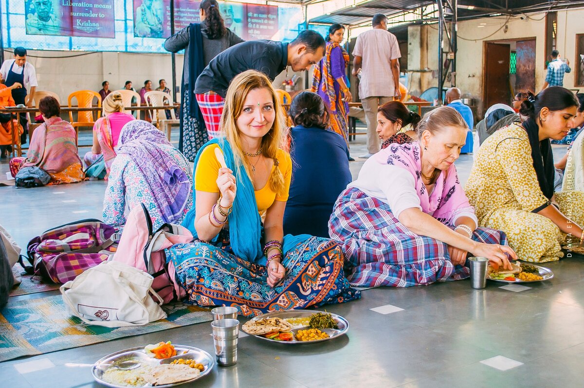  Ресторанный дворик в Индии. Деревянная ложечка, а металлическую посуду идешь моешь сам 
