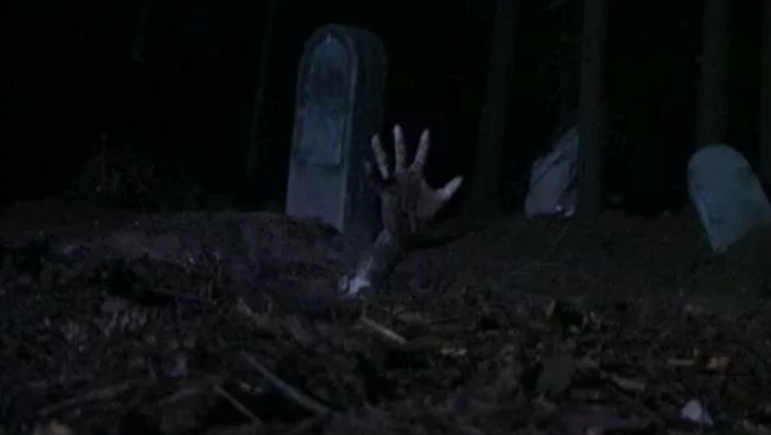 ужастик кладбище. ужастик кладбище. ужастик кладбище. кладбище ночью. фильмы ужасов кладбище домашних животных 2019.