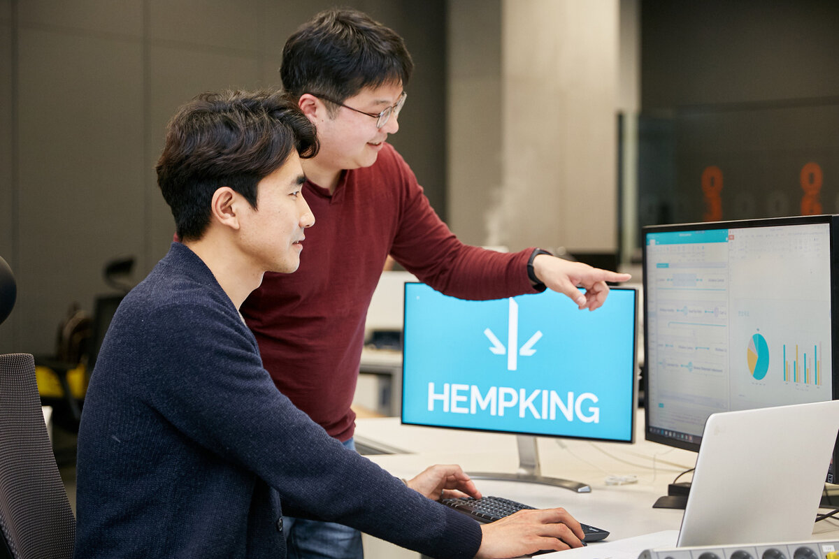 Генеральный  директор Hempking Ким Сын Хен (справа) и технический директор Ян Чэ Сон  проверяют свои таможенные решения на основе ИИ (LG CNS)
