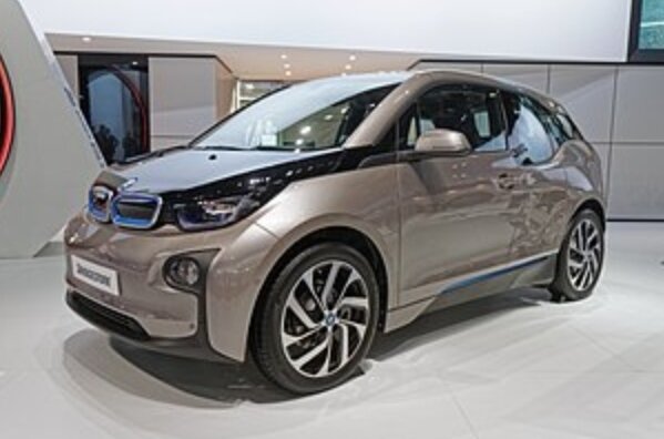 Общие данные
Производитель
BMW
Годы производства
2013 — настоящее время
Сборка
Германия BMW AG Werk Leipzig, Лейпциг[1]
Иные обозначения
i01
Дизайн
Тип кузова
5‑дв. хетчбэк (4‑мест.)
Компоновка
заднемоторная, заднеприводная
Двигатель
i3
Производитель
BMW
Тип
синхронный[2]
Максимальная мощность
75 (125) кВт
Максимальный крутящий момент
250 Н·м
Тип аккумулятора
литий-ионный
i3s
Производитель
BMW
Тип
синхронный[3]
Максимальная мощность
75 (135) кВт
Максимальный крутящий момент
270 Н·м
Тип аккумулятора
литий-ионный
RE
Производитель
BMW
Тип
бензиновый, атмосферный[2]
Объём
647 см3
Максимальная мощность
28 кВт (38 л. с.), при 5000  об/мин
Максимальный крутящий момент
56 Н·м, при 4500 об/мин
Конфигурация
рядный, 2-цилиндр.
Цилиндров
2
Клапанов
8
Экологические нормы
Euro 6
Диаметр цилиндра
79,0 мм
Ход поршня
66,0 мм
Степень сжатия
10,6
Система питания
впрыск
Система смазки
полнопоточная под давлением
Охлаждение
жидкостное
Клапанной механизм
DOHC
Тактность (число тактов)
4
Рекомендованное топливо
бензин
Массово-габаритные характеристики
Длина
3999[4]—4011[5] мм
Ширина
1775 мм (i3),
1791 мм (i3s)
Высота
1570—1597 мм
Колёсная база
2570 мм
Колея задняя
1556—1576 мм (i3),
1586 мм (i3s)
Колея передняя
1571 мм (i3),
1592 мм (i3s)
Масса
1195—1390 кг[2],
1245—1460 кг[3]
Динамические характеристики
Максимальная скорость
160 км/ч (i3s) 